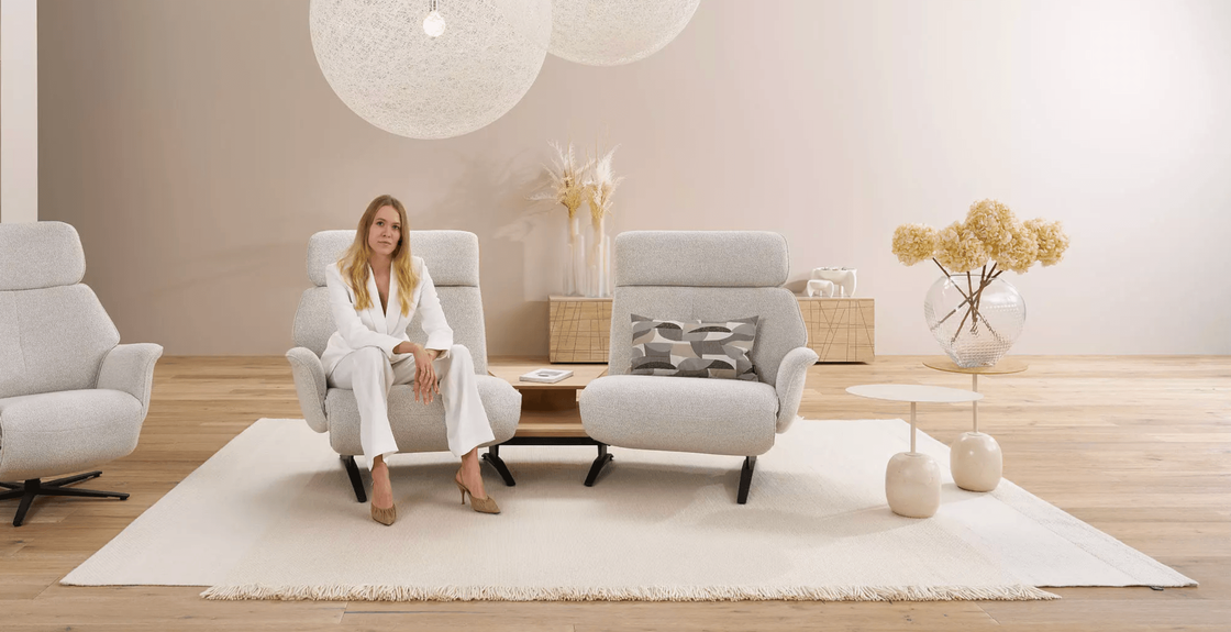 Skandinavisches Wohnzimmer mit neutraler Farbpalette, minimalistischen Möbeln und dekorativen Keramikvasen