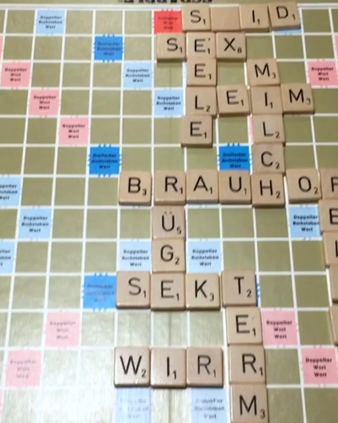 Scrabble-Partie auf dem Hüttentisch