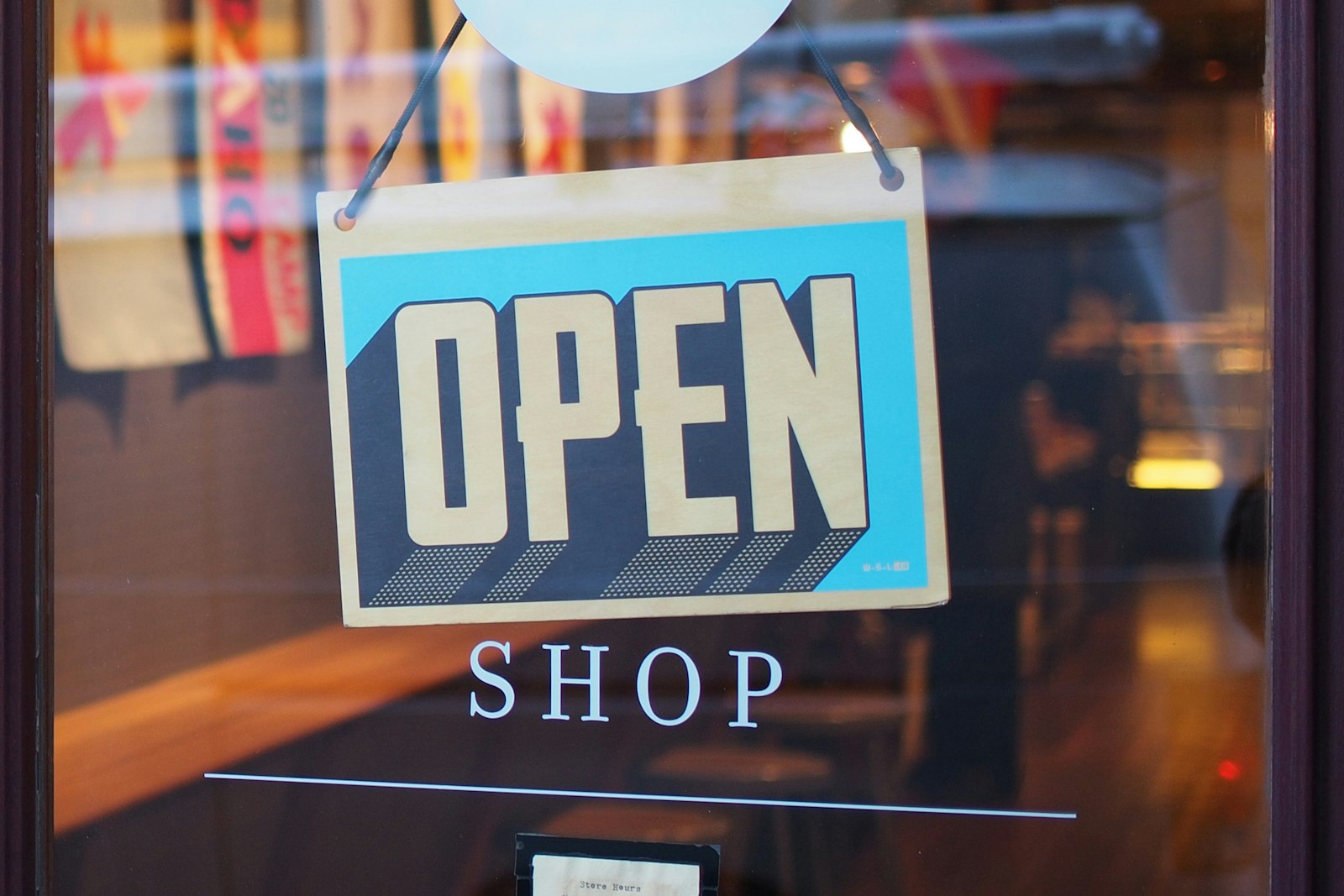Open-Schild in der Tür eines Ladengeschäfts