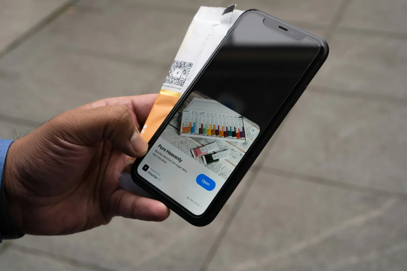 Hand fotografiert mit dem Smartphone einen Beleg