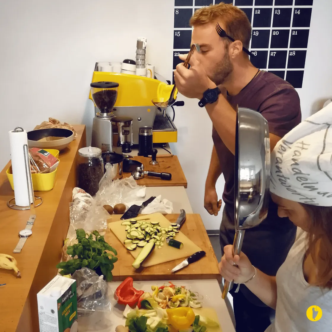 Paar kocht gemeinsam in lebendiger Heimküche mit frischen Zutaten