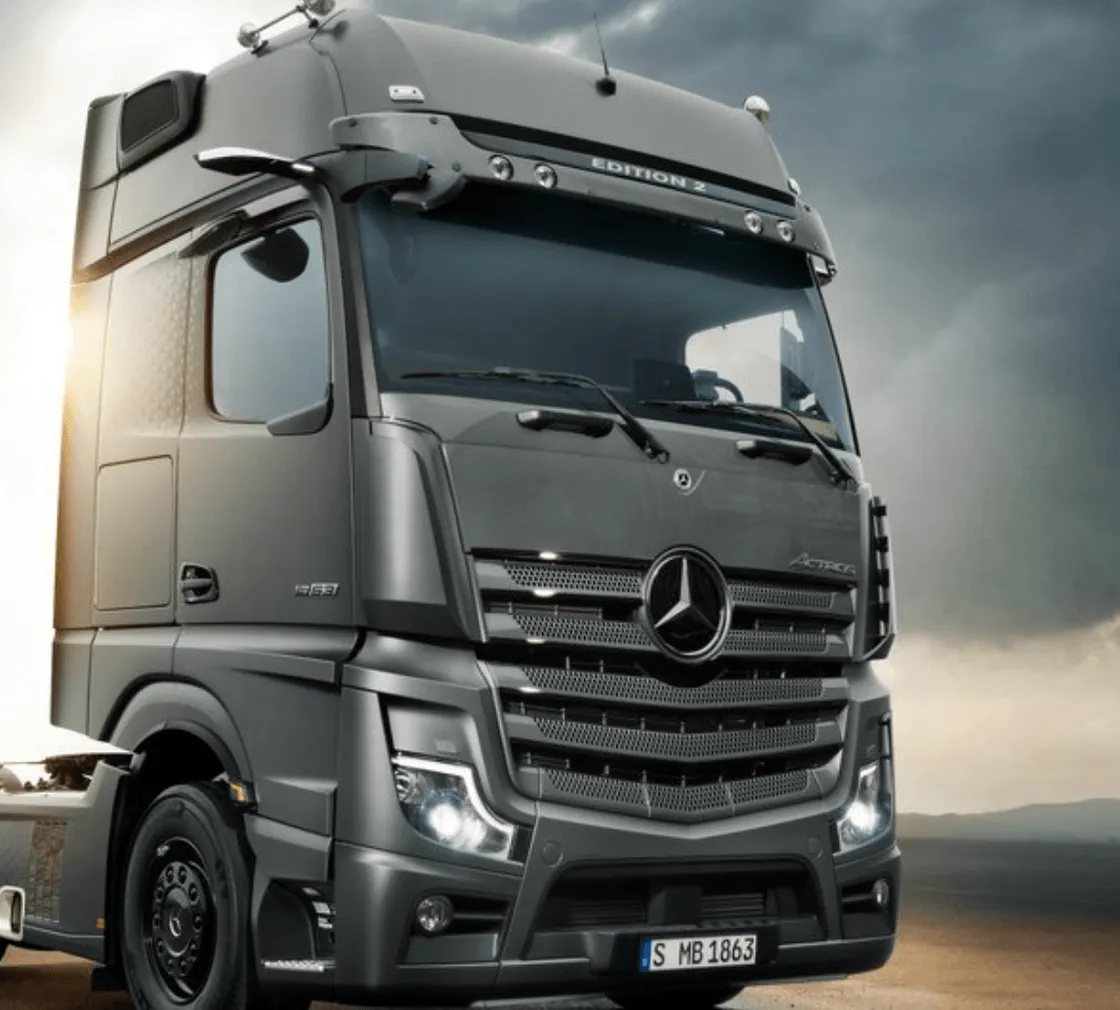 Mercedes-Benz Lkw Frontansicht mit Hochdachkabine