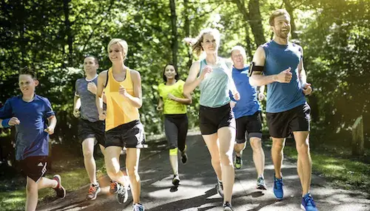Laufgruppe im Park: Gemeinsames Joggen, Outdoor-Training für Fitness und Gemeinschaft