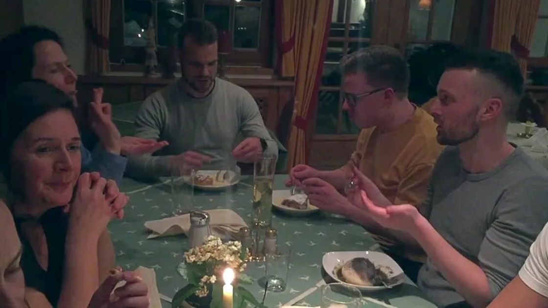 Gemeinsames Abendessen bei Kerzenlicht in der Hütte