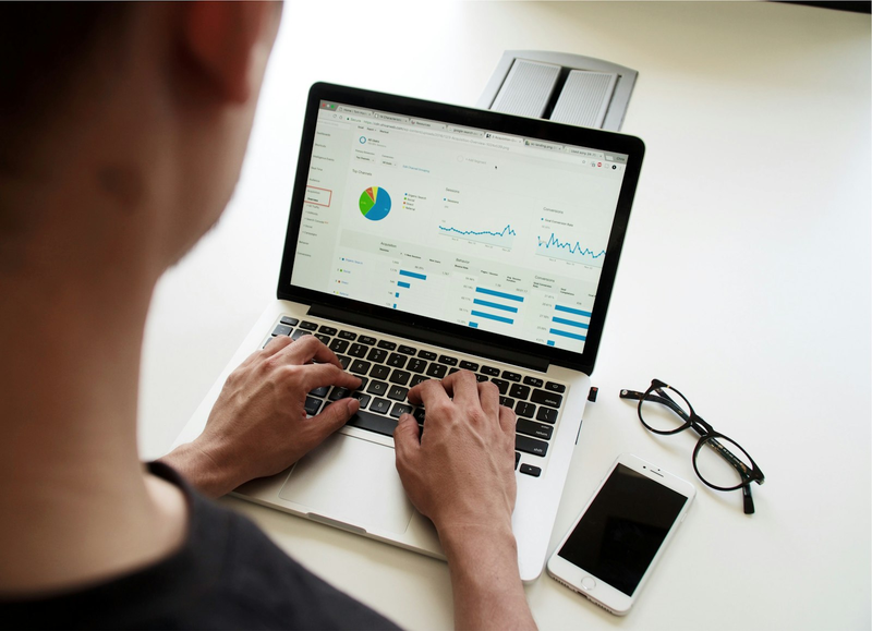 Person arbeitet konzentriert an einem Laptop