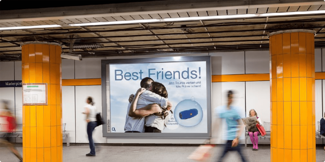 U-Bahn-Station mit orange Säulen, Werbung Beste Freunde und eilenden Pendlern