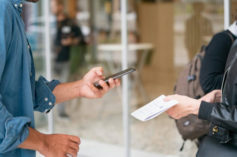 Smartphone prüft ein Ticket