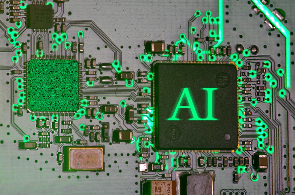 KI‑Chip Nahaufnahme auf Leiterplatte mit SMD‑Bauteilen