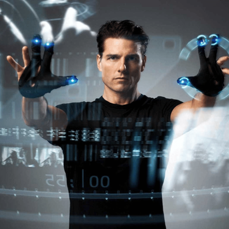 B2B Empfehlungsmarketing: Mann steuert holografisches Interface mit leuchtenden Fingerspitzen