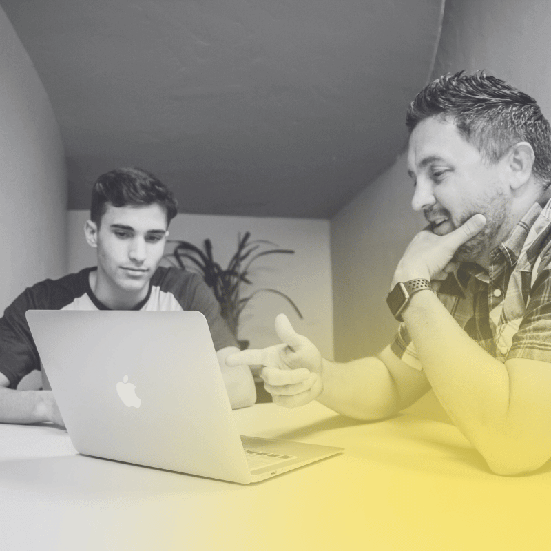 Zwei Personen prüfen B2B-Loyalty-Programm gemeinsam am Laptop