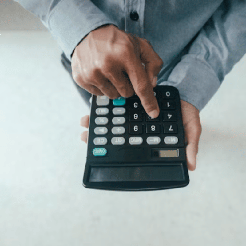 B2B Empfehlungsmarketing: Taschenrechner in Händen bei Kalkulation