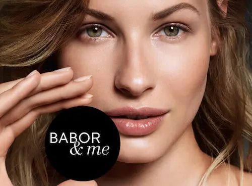 BABOR Kompaktpuder Close-up Beautyporträt – Modell hält Puder vor Gesicht
