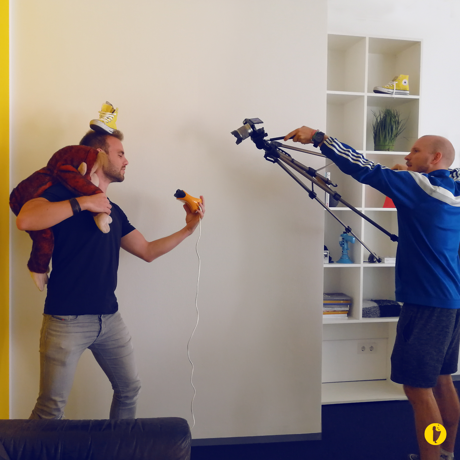 Dreh am Set: Mann mit Kind auf Schultern, Bananentelefon, Kameramann