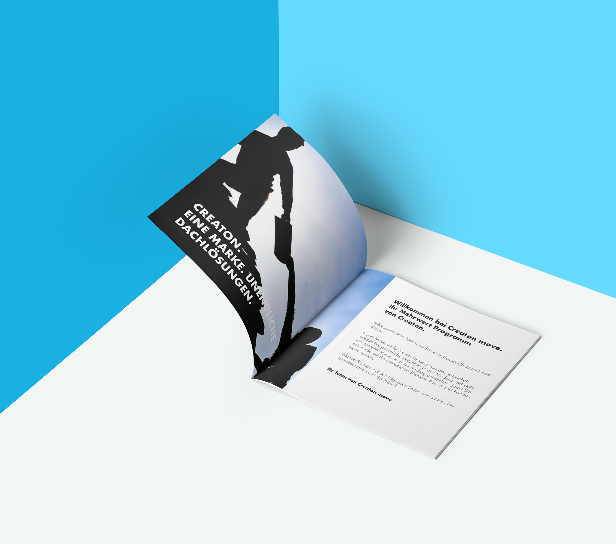 Modernes Broschüren-Mockup mit aufgeblätterter Seite, schwarzer Silhouette und cyanblauem Hintergrund