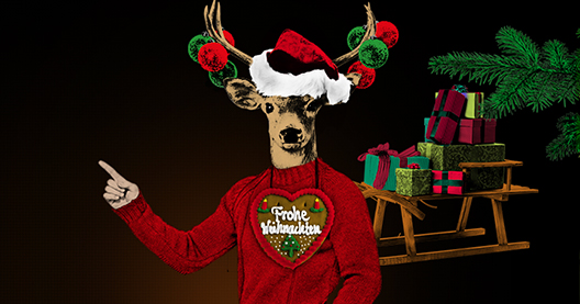 Weihnachtsrentier im roten Pullover mit Lebkuchenherz, geschmücktem Geweih und Schlitten voller Geschenke