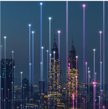 Futuristische nächtliche Skyline mit Neon-Datenströmen über Wolkenkratzern
