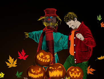 Halloween: tanzender Mann, Vogelscheuche und leuchtende Kürbisse