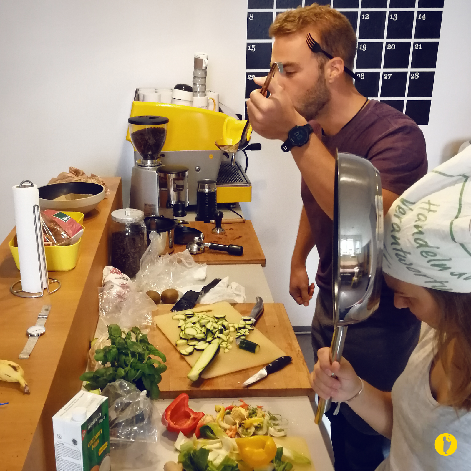Paar kocht gemeinsam in lebendiger Heimküche mit frischen Zutaten