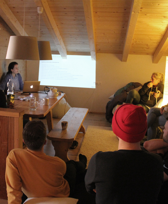 Gemütlicher Loft-Workshop: Präsentation in kleiner Gruppe bei warmem Licht