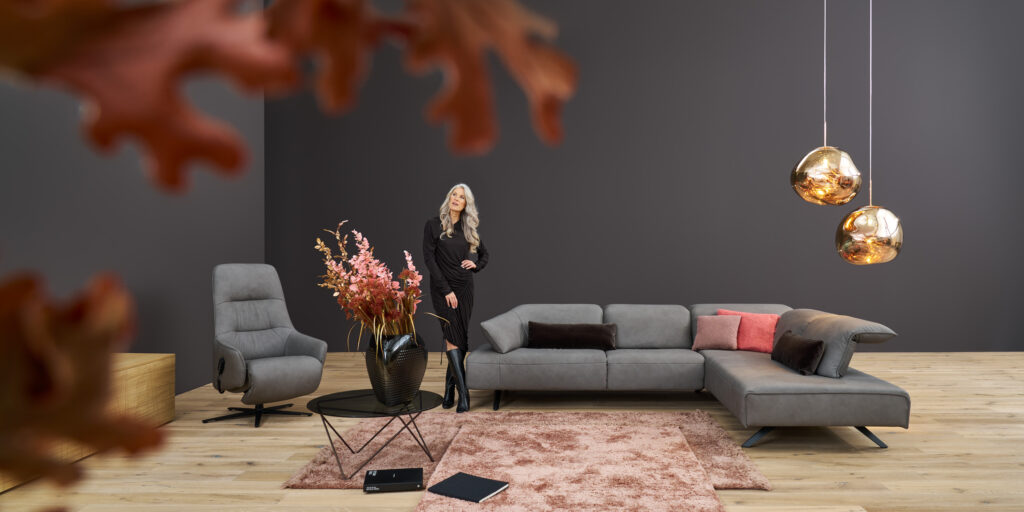 Beige Himolla Signa Sofa im modernen Design mit eleganten Linien und bequemen Kissen in einem hellen Raum