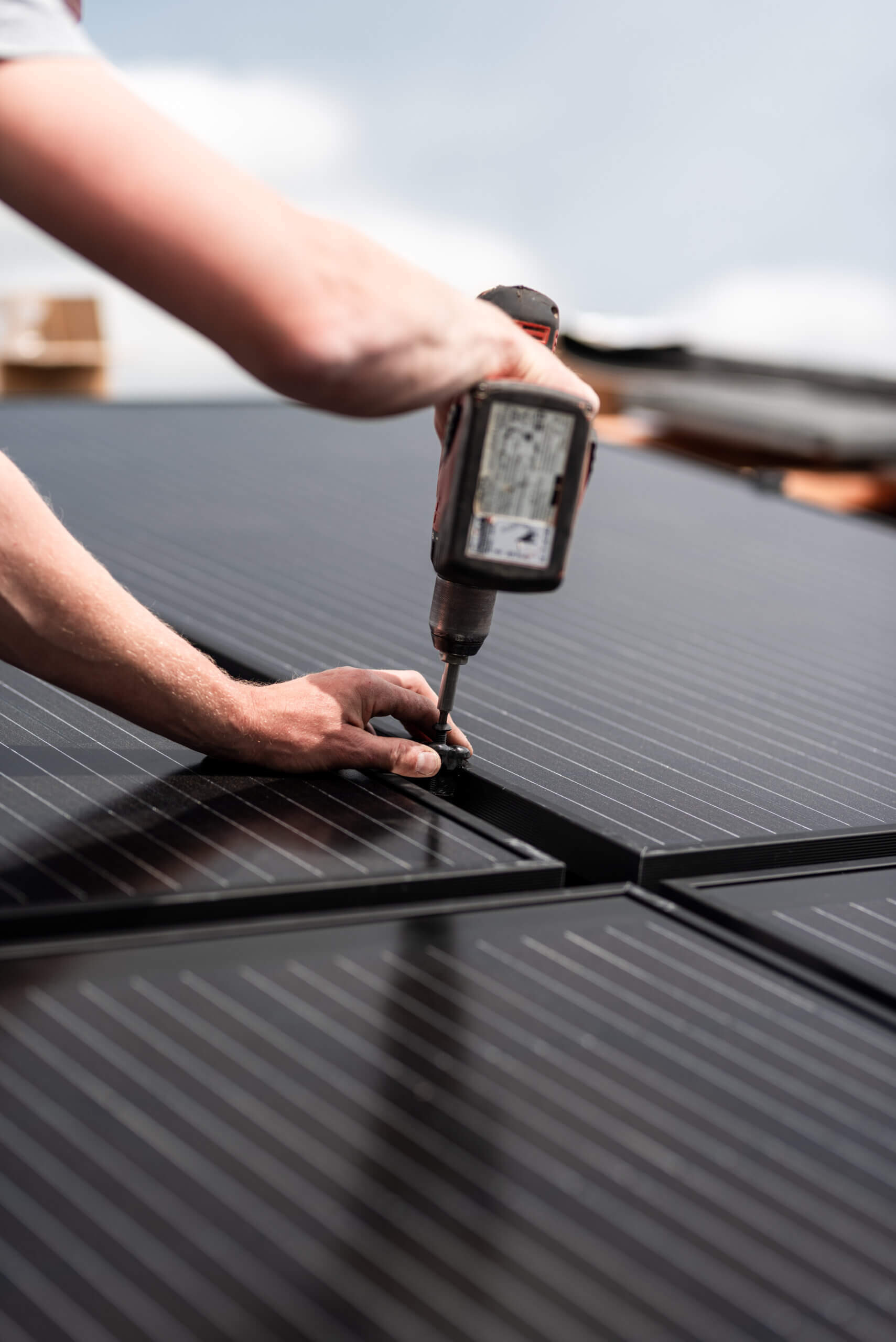 Partnerprogramm Photovoltaik für Verarbeiter – Handmontage eines Solarpanels mit Akkuschrauber