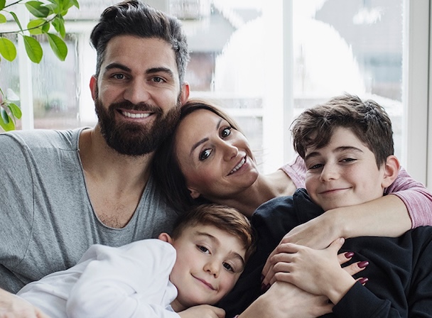 Familie entspannt auf Sofa – Vertrauen stärken: Best Practices für Kundenbindung in der Versicherungsbranche