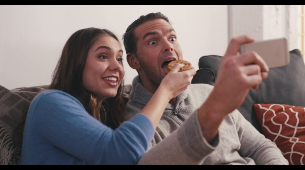 Pärchen-Selfie beim Snack — Nähe und Vorteilsprogramme für Kundenbindung