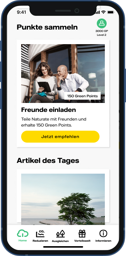 Zwei Freunde, die sich umarmen und lächeln, während sie Einladungen für eine Veranstaltung verteilen