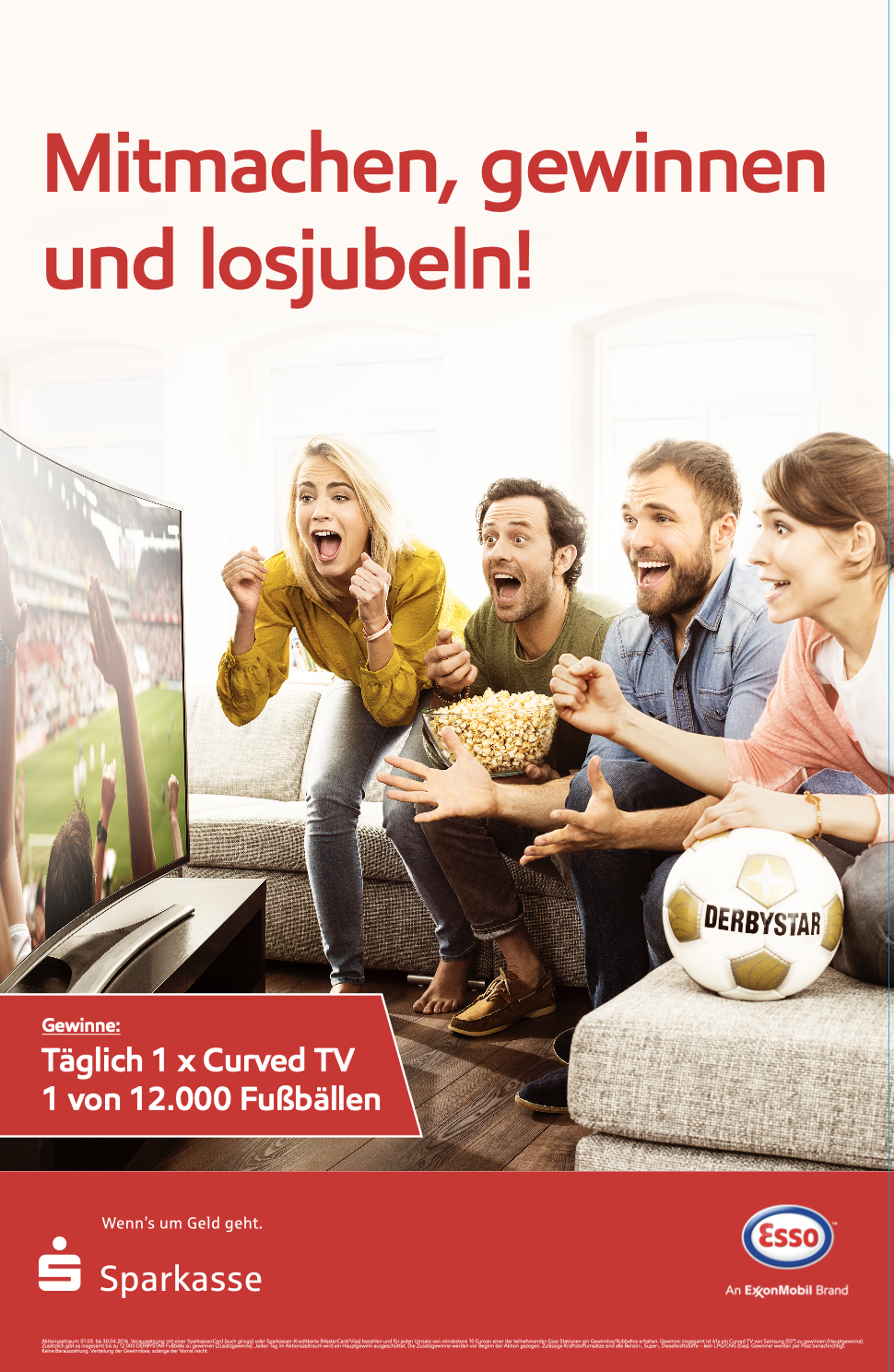 Freunde jubeln beim Fußballschauen – Curved‑TV‑Gewinnspiel mit 12.000 Fußbällen