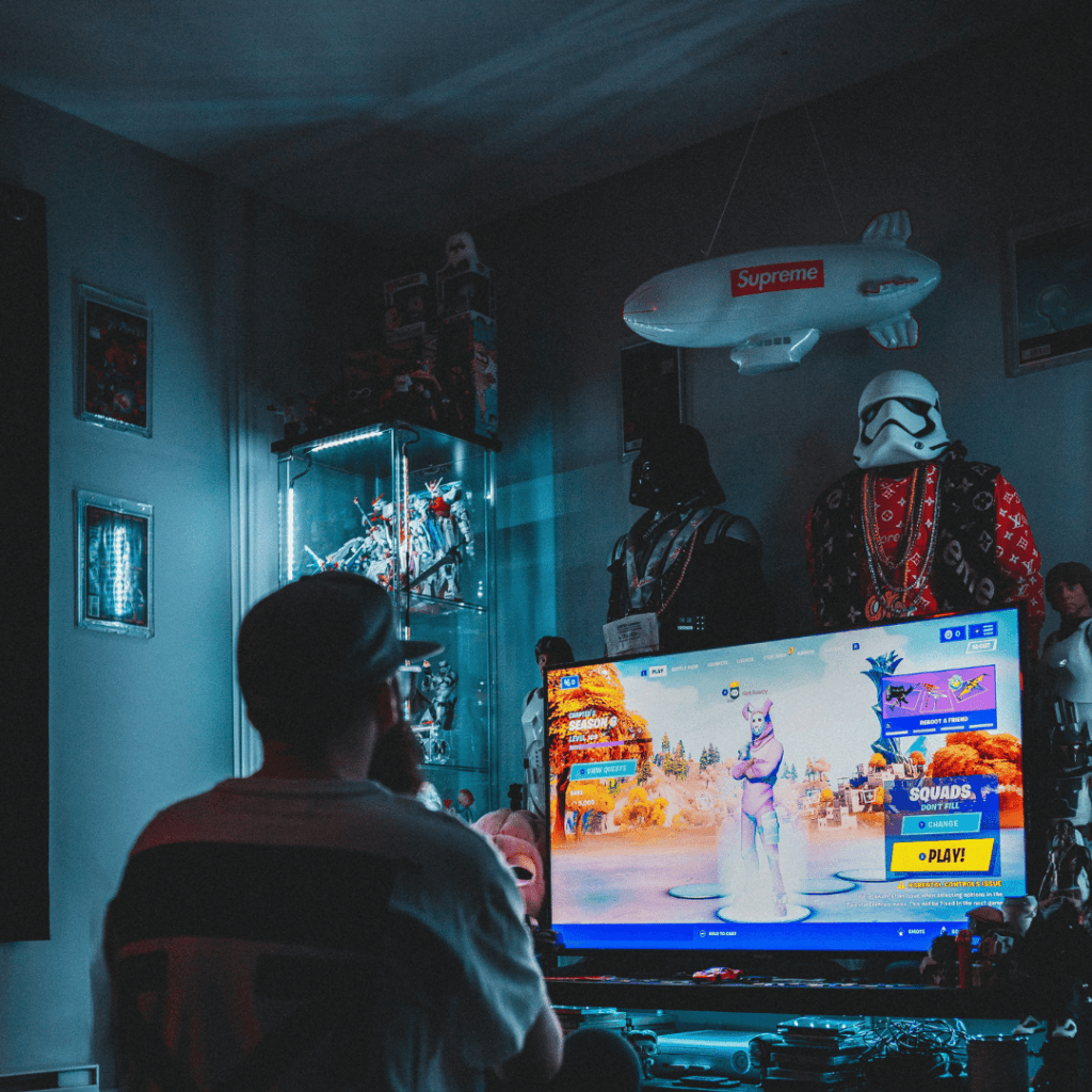 Gamer vor Fernseher in persönlichem Zimmer – Gamification & Loyalty Atmosphäre.