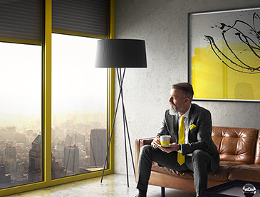 Moderne Wohnlandschaft mit stilvollen Möbeln und warmen Farben, die Gemütlichkeit und Eleganz ausstrahlt