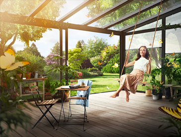 Moderne Wohnlandschaft mit stilvollen Möbeln und dekorativen Elementen in warmen Farben