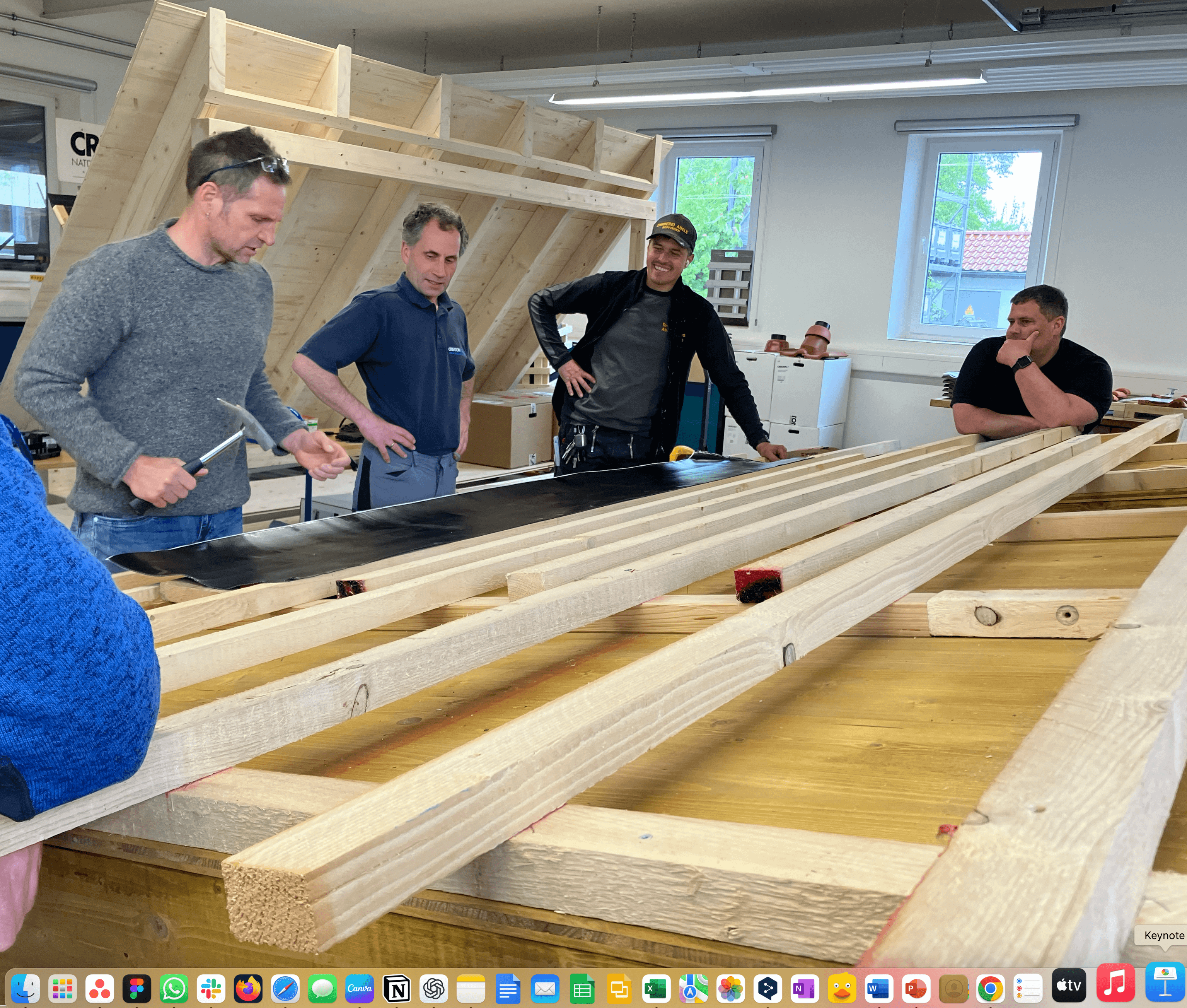 Partnerprogramm Photovoltaik für Verarbeiter – Praxisschulung im Werkraum mit praktischer Montage