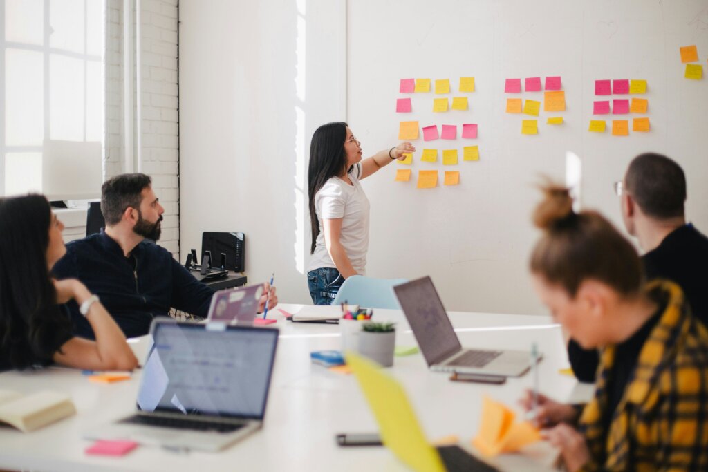 Kundenbindungskonzept: Team-Workshop mit bunten Haftnotizen
