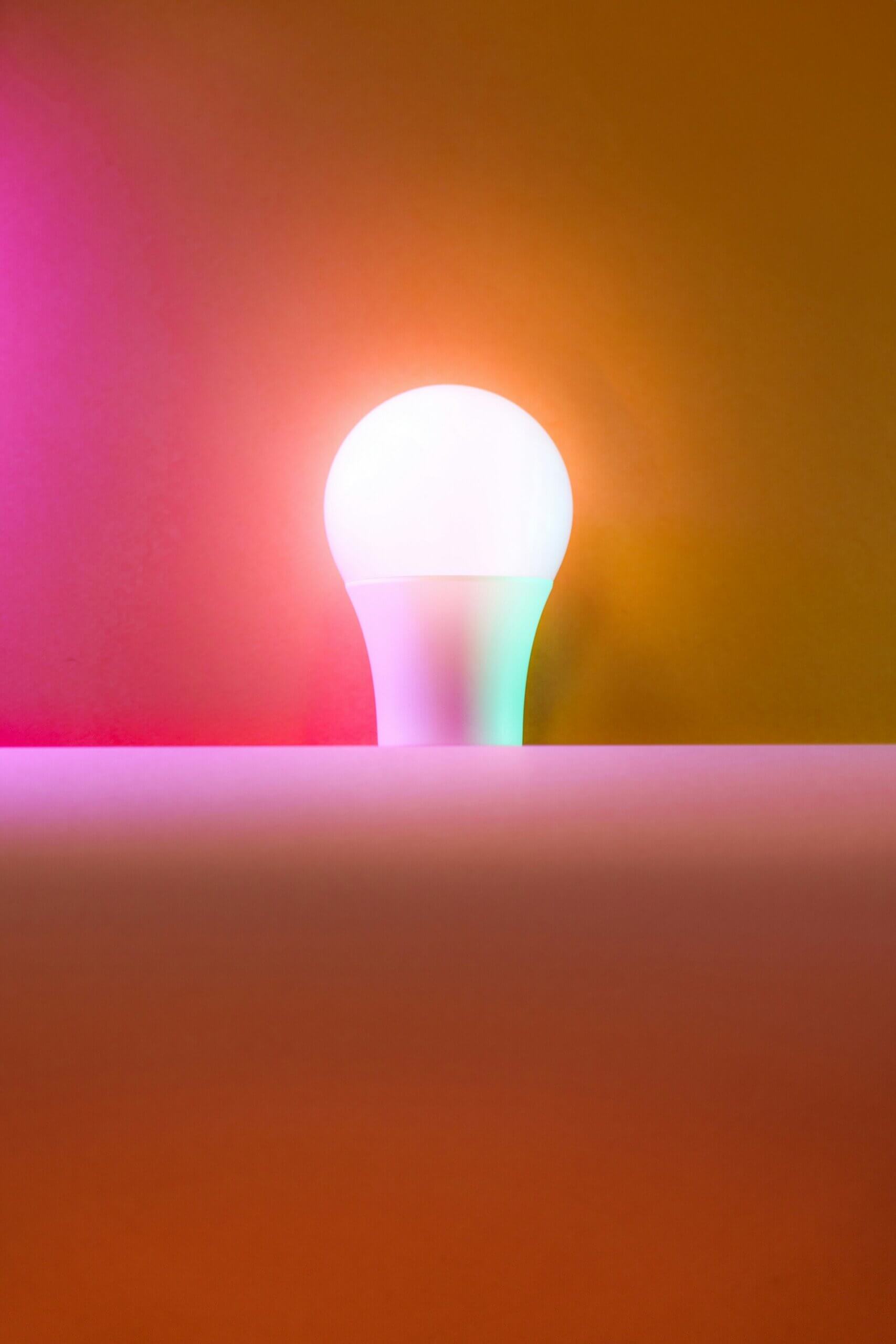 Minimalistische Glühbirne mit warm-kühlem Türkis-Magenta-Licht