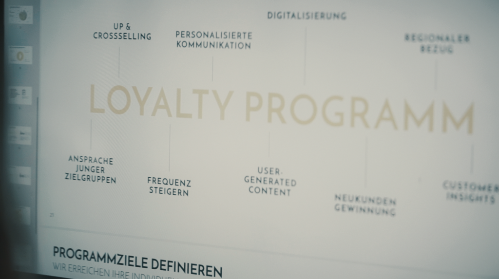 Loyalitätsprogramm-Folie: Ziele, Personalisierung, Digitalisierung, Neukundengewinnung und Kundeninsights