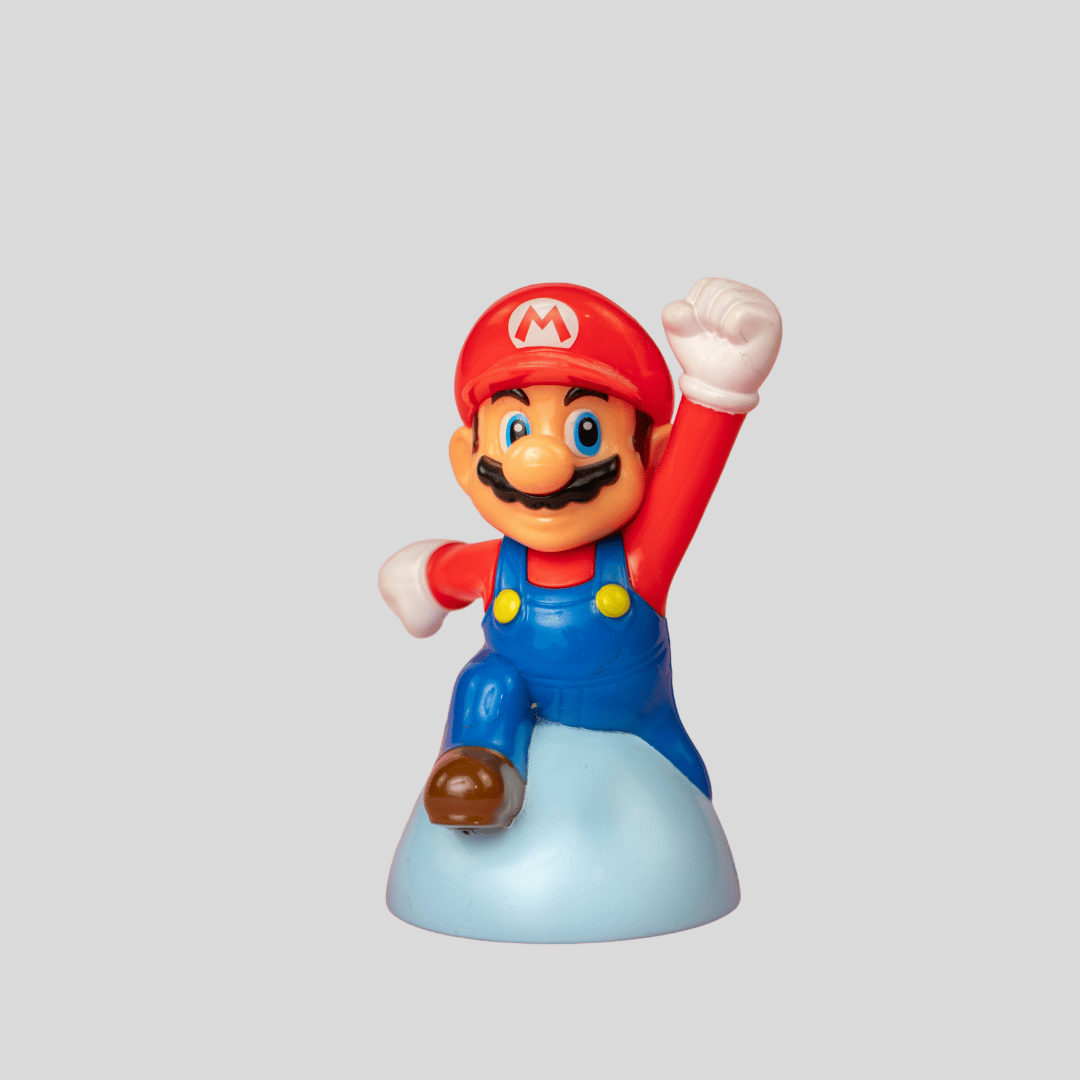 Bunte Mario-Sammelfigur auf blauem Sockel, Symbol für Gamification und Kundenbindung