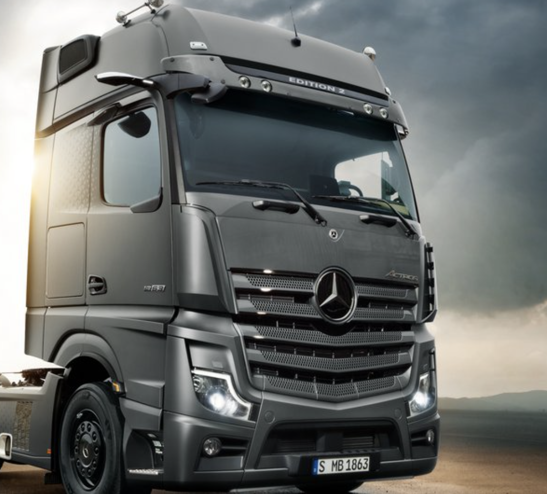 Mercedes‑Benz Lkw Frontansicht mit Hochdachkabine, matte graue Lackierung und LED-Scheinwerfer