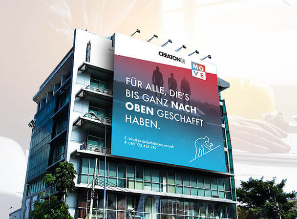 Mehrstöckiges Gebäude mit großer blauer Fassadenwerbung: „Für alle, dies bis ganz nach oben geschafft haben“