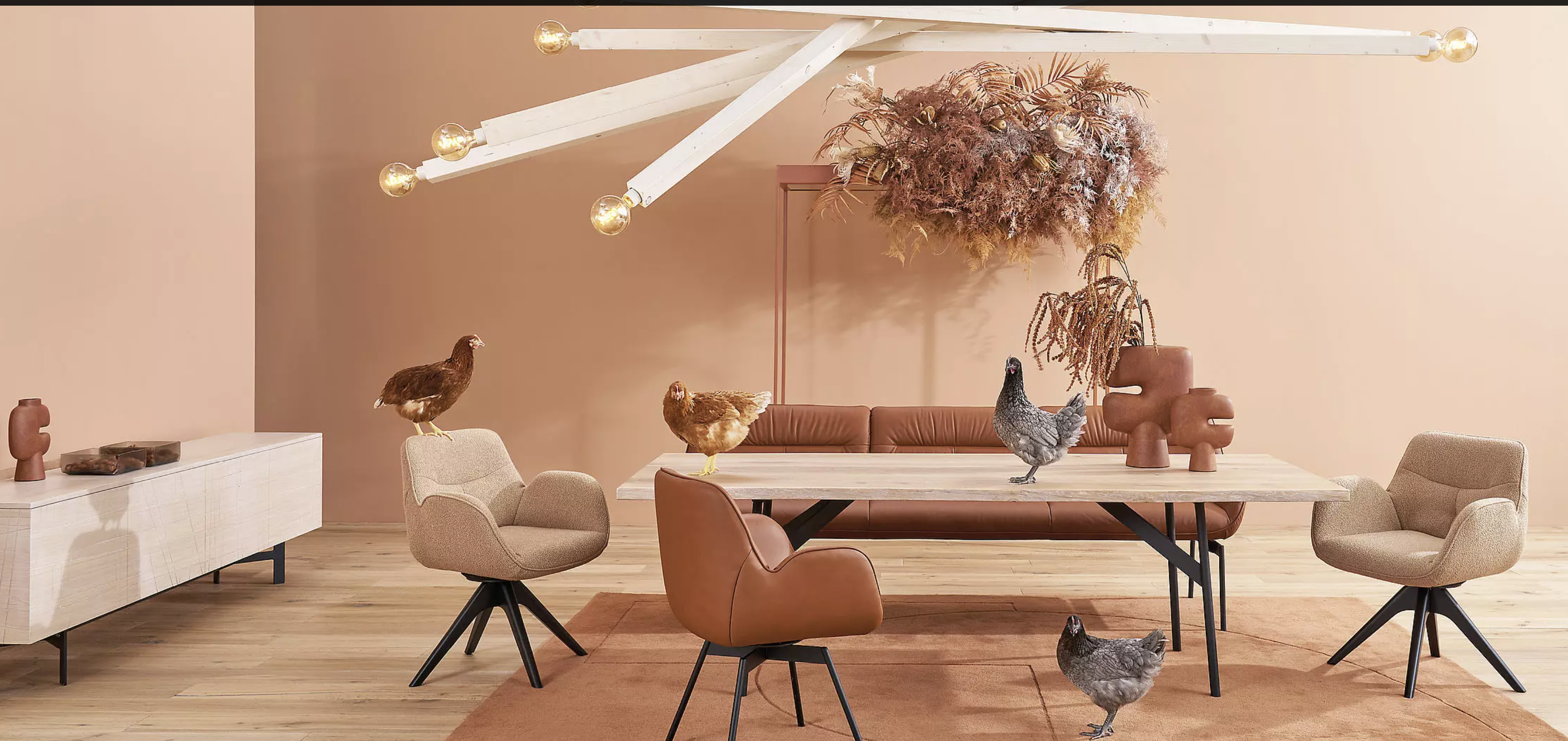 Minimalistisches Esszimmer mit Terrakottawand, moderner Holz-Tisch und dekorativen Trockenblumen