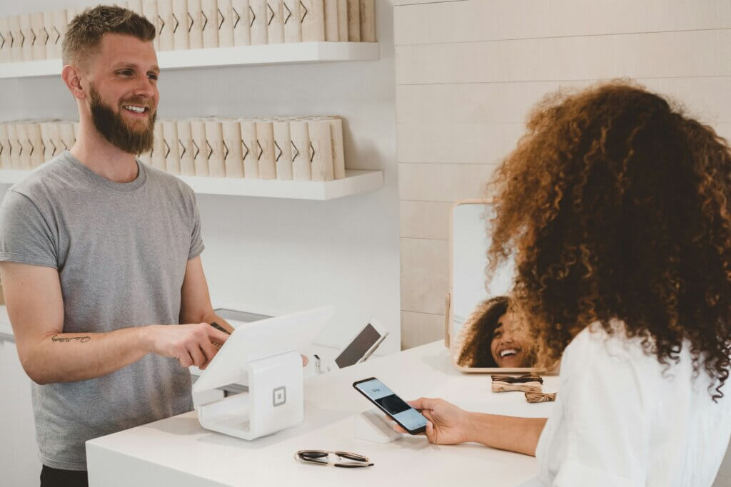 Kontaktlos Zahlen Mit Smartphone In Boutique Kontaktloses Bezahlen per Smartphone in moderner Boutique