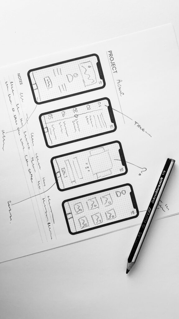 Mobile-App Wireframe-Skizzen mit Notizen und Stift, handgezeichneter Prototyp