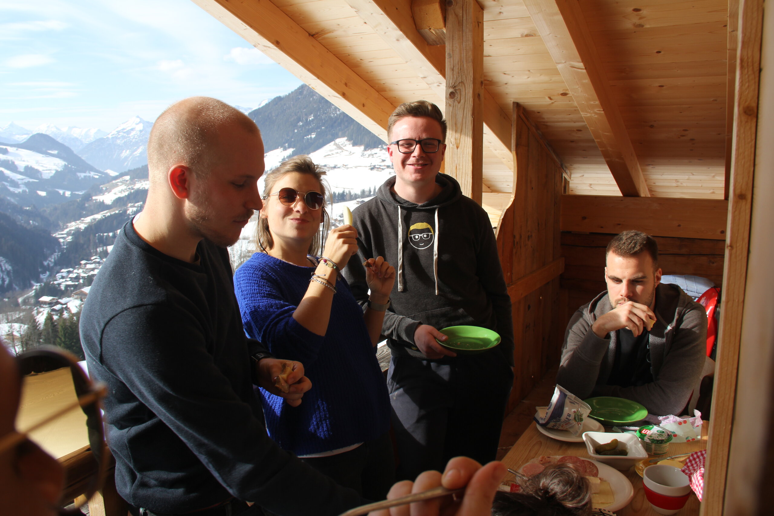Gemütliche Berghüttenterrasse mit Freunden, Alpenblick und gemeinsamem Essen