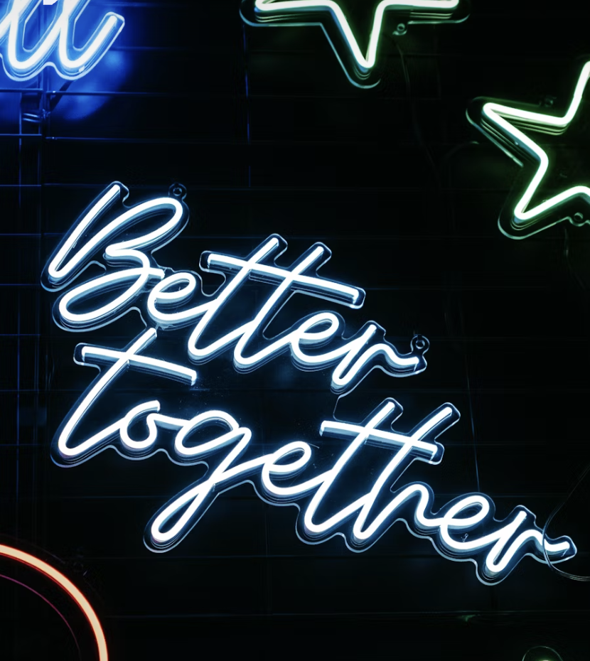 Multipartner Kundenbindungsprogramm – Neonschrift Better together mit bunten Sternen
