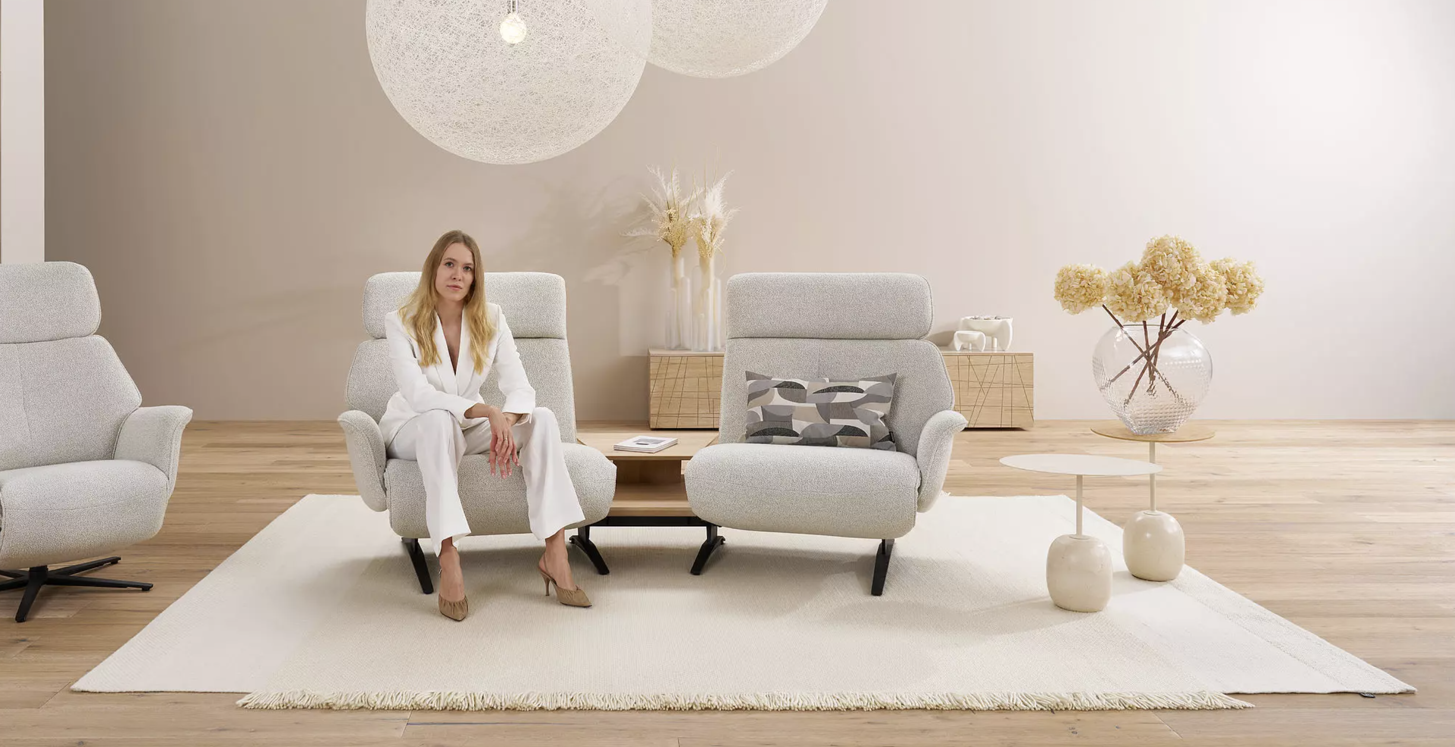 Skandinavisches Wohnzimmer mit neutraler Farbpalette, minimalistischen Möbeln und dekorativen Keramikvasen