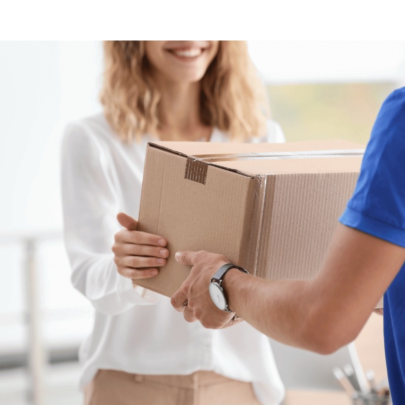 Freundliche persönliche Paketübergabe: Zusteller reicht Paket an Empfänger