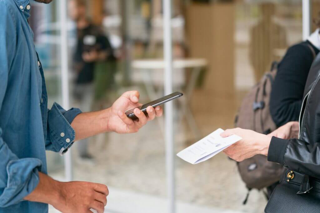 Smartphone prüft Ticket – Loyalty‑Programme im indirekten Vertrieb