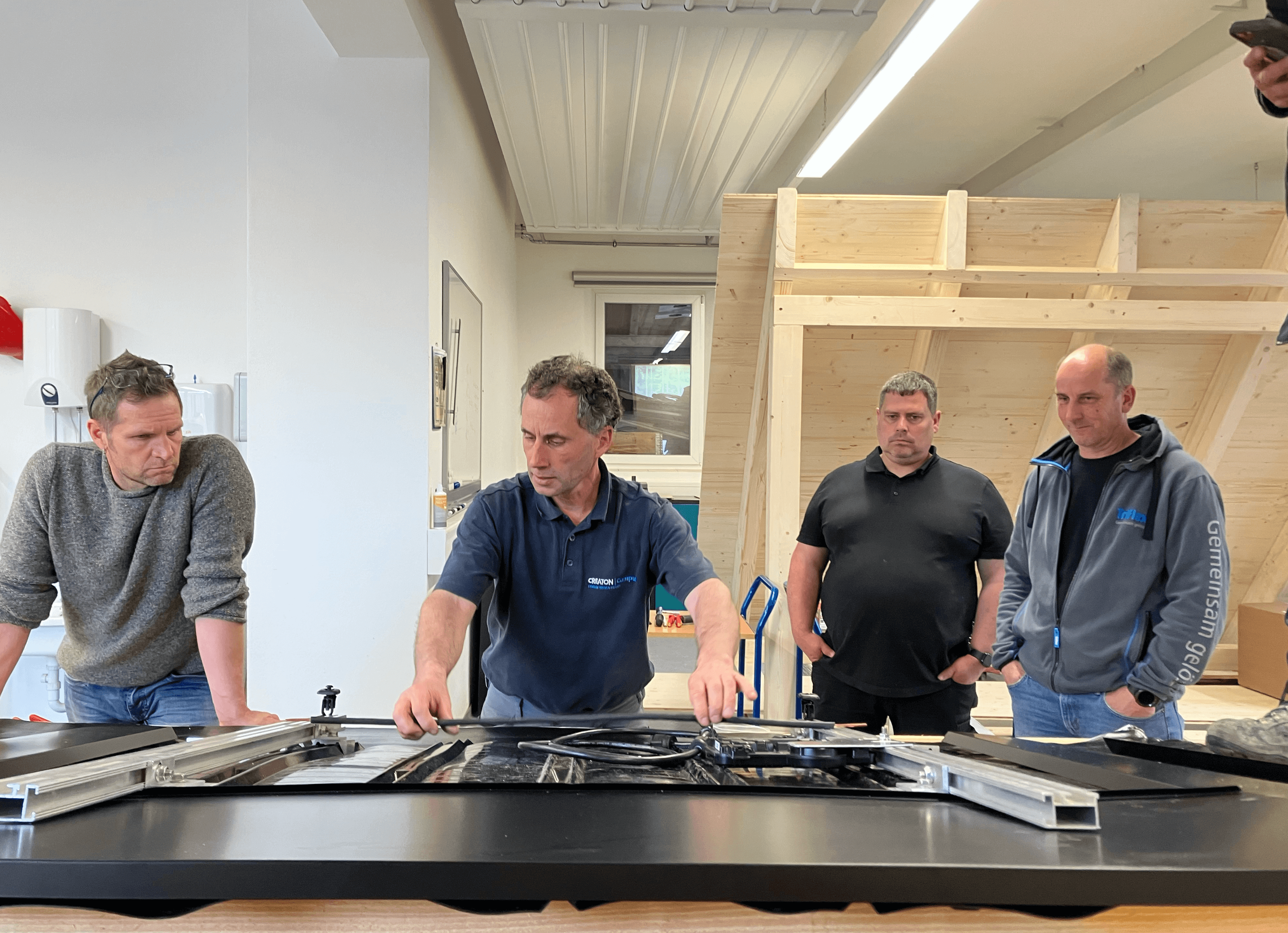 Partnerprogramm Photovoltaik für Verarbeiter: Team montiert Solarkomponenten in Werkstatt