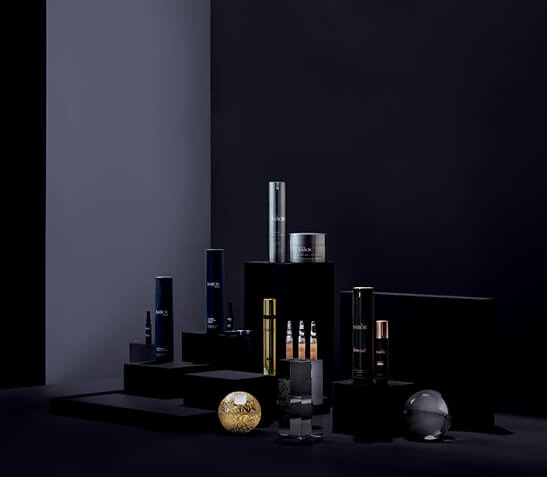 Schwarze Luxus-Kosmetik auf geometrischen Podesten mit Gold- und Silberakzenten