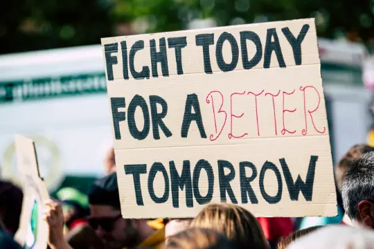 Protestplakat mit Slogan: Kämpft heute für ein besseres Morgen